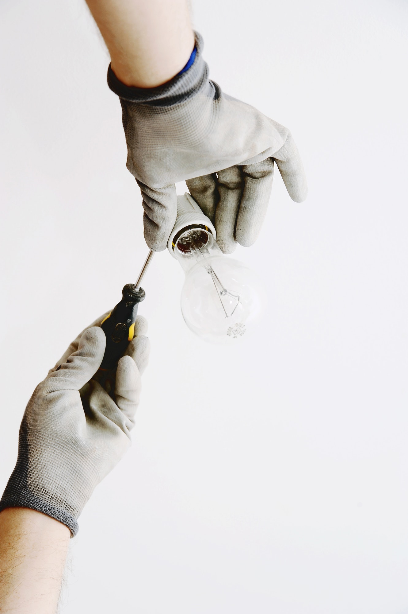 Replacement and installation of an light bulb